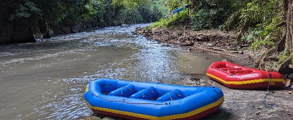 12/31 阿漾河激流泛舟&豬肋排簡餐→舒壓按摩120分鐘 (精油、熱石二選一)→返回別墅稍作休息→雞尾酒時光→鈦美之夜~別墅BBQ PARTY+酒水飲料+現場DJ+攝影+泳池浮水玩具→跨年倒數、迎接2026