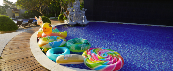 12/31 阿漾河激流泛舟&豬肋排簡餐→舒壓按摩120分鐘 (精油、熱石二選一)→返回別墅稍作休息→雞尾酒時光→鈦美之夜~別墅BBQ PARTY+酒水飲料+現場DJ+攝影+泳池浮水玩具→跨年倒數、迎接2026