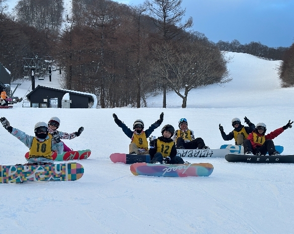 早餐時光→集合前往雪場試裝→分組上課 (五小時課程)