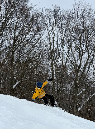 早餐時光→集合前往雪場→分組上課 (五小時課程)→WILD BBQ 海陸燒烤之夜
