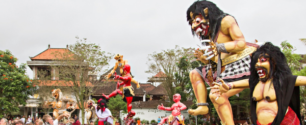 台北→峇里島→迎賓獻花→寧靜日前夕:Ogoh-Ogoh妖怪巡禮 (將開車沿途找尋妖怪)→Alila Manggis Check In (晚上有機會參與曼格斯村莊妖怪夜)