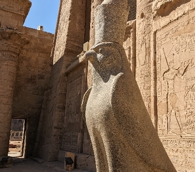 尼羅河輪 (搭馬車前往艾德芙神殿→世界最大神殿群-卡納克神殿→路克索神殿)