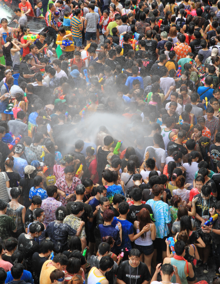 04/13 潑水節主戰區席隆路(人員帶你玩~不擔心怎麼玩)→返回飯店梳洗→泰國流水蝦吃到飽+非酒精性飲品暢飲