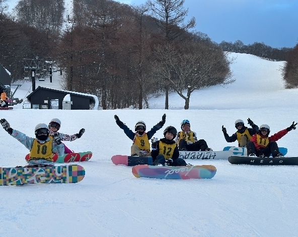 早餐時光→集合前往雪場試裝→分組上課 (五小時課程)