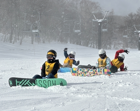 早餐時光→集合前往雪場試裝→分組上課 (五小時課程)