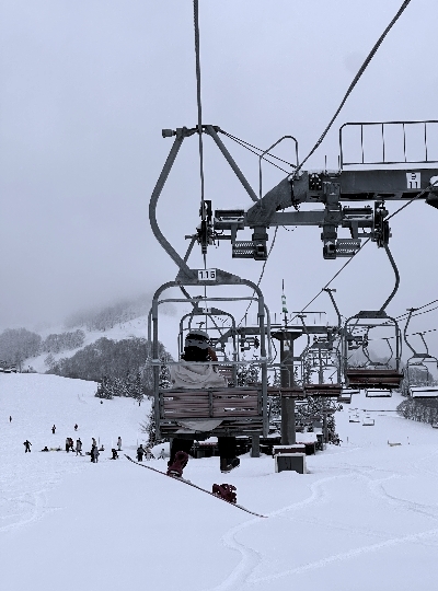 早餐時光→集合前往雪場→分組上課 (五小時課程)→WILD BBQ 海陸燒烤之夜