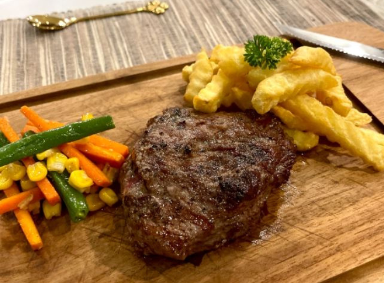 01/01 新年第一天,睡到自然醒、享用牛排早午餐→咖啡工廠招待品嘗麝香貓咖啡→庫塔鬧區大街→海灘俱樂部CHILL一下(含輕食小點+無酒精飲品一杯)→水上餐廳