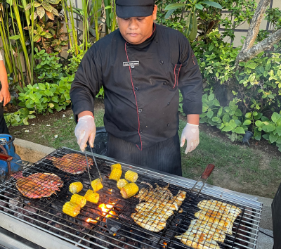 12/31 阿漾河激流泛舟&豬肋排簡餐→舒壓按摩120分鐘 (精油、熱石二選一)→返回別墅稍作休息→雞尾酒時光→鈦美之夜~別墅BBQ PARTY+酒水飲料+現場DJ+攝影+泳池浮水玩具→跨年倒數、迎接2026