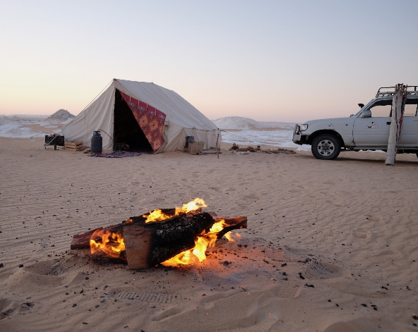 Day7 黑白沙漠(黑沙漠/ 水晶山/ 滑沙/夕陽剪影) →沙漠野營