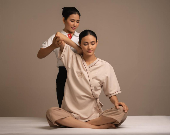 04/11 飯店泳池戲水→恰圖恰週末市集 & JJ Mall 室內購物商場→Health Land 經典泰式按摩120分鐘→正宗泰式火鍋Mookrata