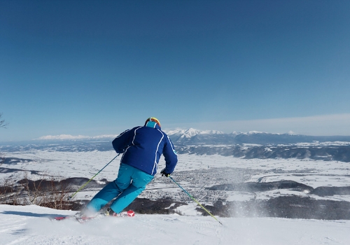 早餐時光→集合前往雪場試裝→分組上課 (五小時課程)→外出用餐