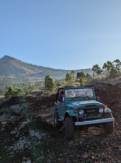 12/31 金塔瑪尼火山4X4日出之旅→德哥拉朗梯田→特色髒鴨風味餐→返回別墅休息→雞尾酒時光→鈦美之夜~別墅BBQ PARTY+酒水飲料+現場DJ+攝影+泳池浮水玩具→跨年倒數、迎接2025