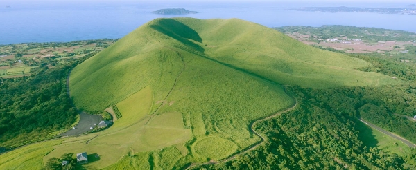 早上抵達五島(早餐)→鬼岳→鐙瀬熔岩海岸&鐙瀬遊客中心→遊民咖啡→五島時光遊客中心介紹五島→山本二三美術館(宮崎駿、新海城 動畫美術導演) →五島観光歴史資料館→住宿CHECK IN稍作休息→居酒屋燒魚定食