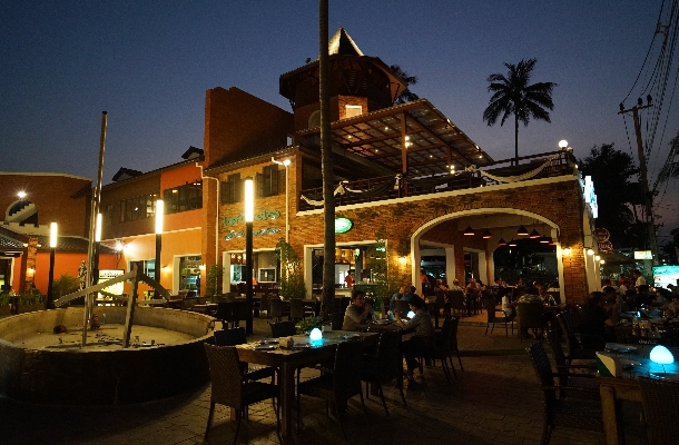睡到自然醒→環島觀光→The Roof Samui下午茶→按摩兩小時→週五漁夫村夜市→網紅酒吧