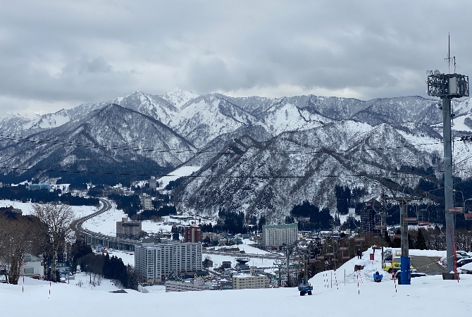挑戰其他雪場，或是前往越後湯澤車站商店街散策