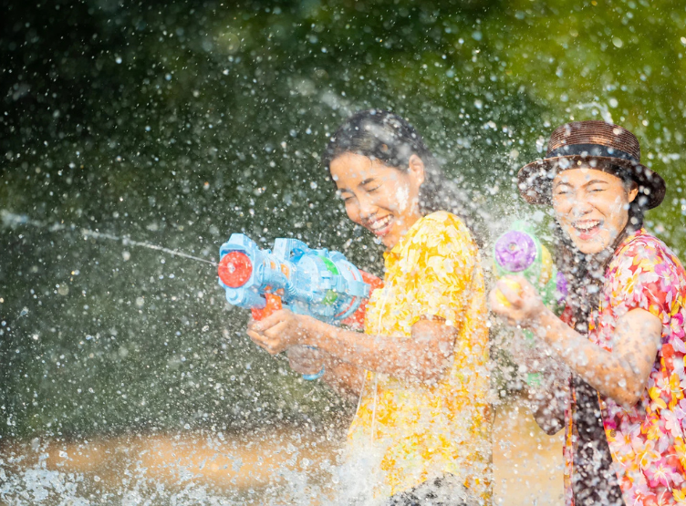 04/13 潑水節主戰區席隆路(人員帶你玩～不擔心怎麼玩)→返回飯店梳洗→泰國流水蝦吃到飽+非酒精性飲品暢飲