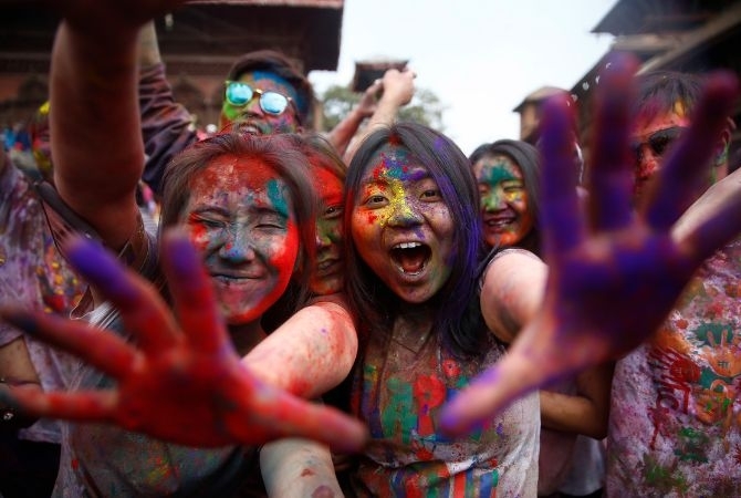 尼泊爾灑紅節Holi~ (會安排前往～爾後自由參與Holi 活動)