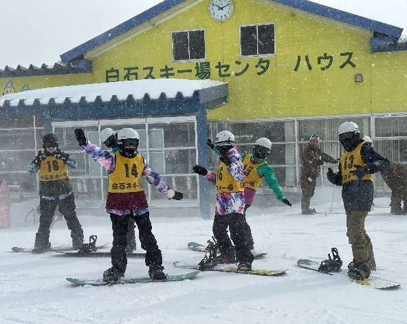 早餐時光→集合前往雪場試裝→分組上課 (五小時課程)